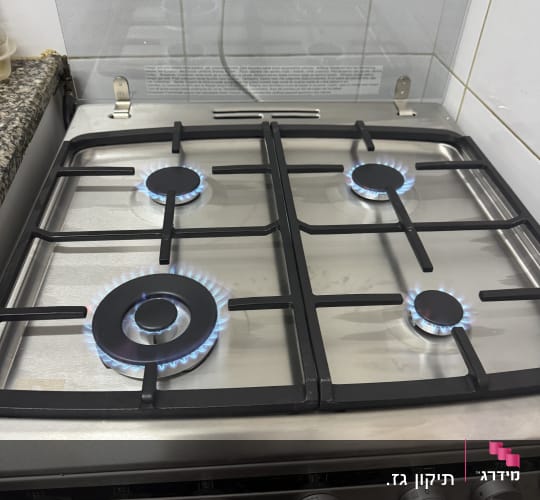 כיריים גז עם להבות כחולות במטבח